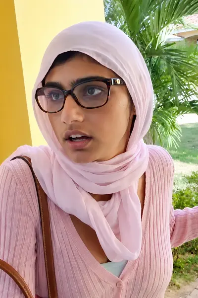 ¡Mi madrastra sexy se aprovecha de mi novio! – Mia Khalifa y Julianna Vega