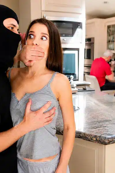 Un ladrón se coge a la novia de un trabajador a sus espaldas – Lana Rhoades